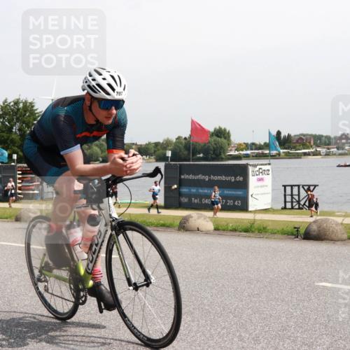 15.06.2025 - 27. Vierlanden-Triathlon H.Heesch http://msf.ph/oto/7998019 15.06.2025 11:34:52 Radfahren 707, 760, 894 meine-sportfotos.de