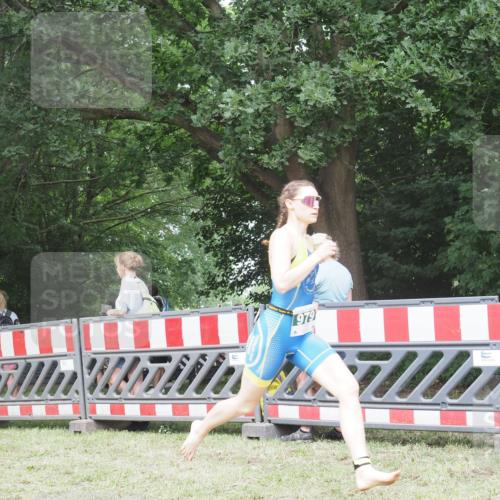 21.06.2025 - 27. Vierlanden-Triathlon KatJ http://msf.ph/oto/7998023 15.06.2025 12:52:08 Ziel 979 meine-sportfotos.de