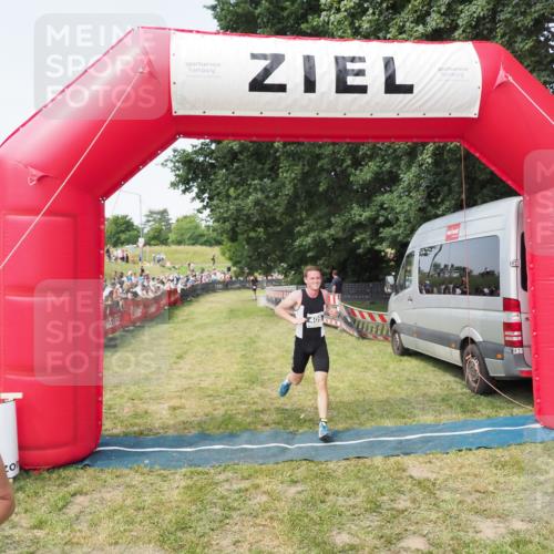 21.06.2025 - 27. Vierlanden-Triathlon MichiJ http://msf.ph/oto/7998047 15.06.2026 11:21:08 Ziel 409, 441 meine-sportfotos.de