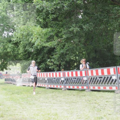 21.06.2025 - 27. Vierlanden-Triathlon KatJ http://msf.ph/oto/7998065 15.06.2025 12:52:33 Ziel 735 meine-sportfotos.de