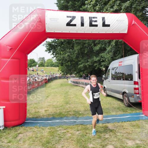 21.06.2025 - 27. Vierlanden-Triathlon MichiJ http://msf.ph/oto/7998084 15.06.2026 11:21:09 Ziel 409, 441 meine-sportfotos.de
