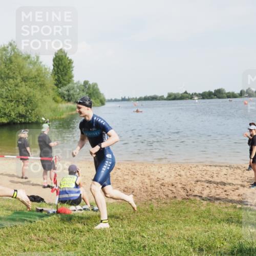 21.06.2025 - 27. Vierlanden-Triathlon MichiJ http://msf.ph/oto/7998101 15.06.2026 09:59:58 Schwimmen 351, 358 meine-sportfotos.de