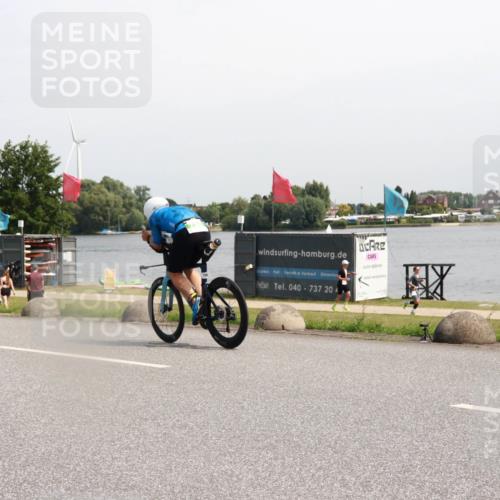 15.06.2025 - 27. Vierlanden-Triathlon H.Heesch http://msf.ph/oto/7998138 15.06.2025 11:35:16 Radfahren 695 meine-sportfotos.de
