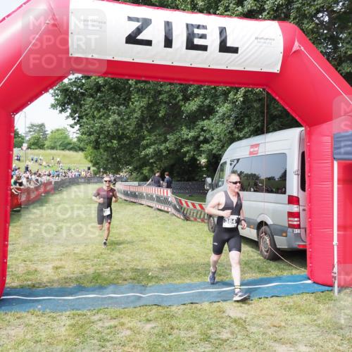 21.06.2025 - 27. Vierlanden-Triathlon MichiJ http://msf.ph/oto/7998145 15.06.2026 11:21:46 Ziel 384, 407 meine-sportfotos.de