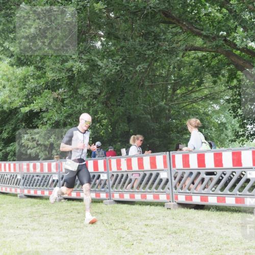 21.06.2025 - 27. Vierlanden-Triathlon KatJ http://msf.ph/oto/7998147 15.06.2025 12:52:34 Ziel 735 meine-sportfotos.de
