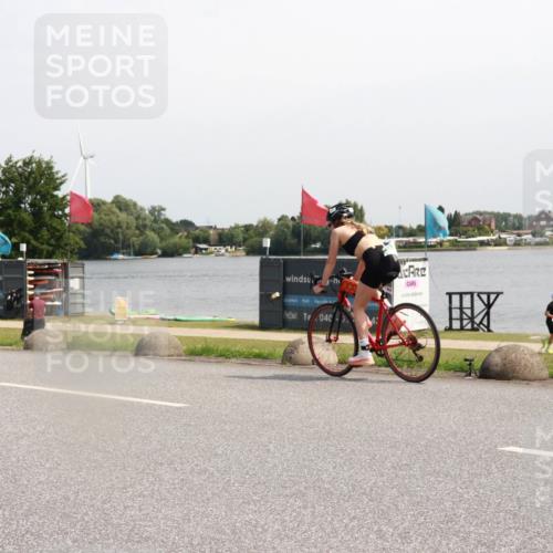 15.06.2025 - 27. Vierlanden-Triathlon H.Heesch http://msf.ph/oto/7998152 15.06.2025 11:35:18 Radfahren 695, 730 meine-sportfotos.de