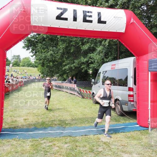 21.06.2025 - 27. Vierlanden-Triathlon MichiJ http://msf.ph/oto/7998157 15.06.2026 11:21:46 Ziel 384, 407 meine-sportfotos.de