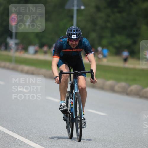 21.06.2025 - 27. Vierlanden-Triathlon H.Heesch http://msf.ph/oto/7998181 15.06.2025 12:27:39 Radfahren 783, 786 meine-sportfotos.de