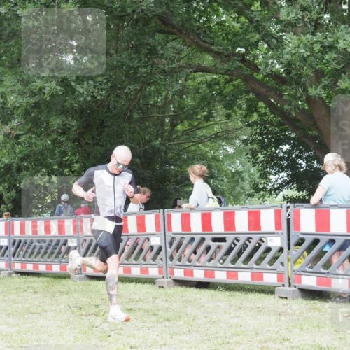 21.06.2025 - 27. Vierlanden-Triathlon KatJ http://msf.ph/oto/7998186 15.06.2025 12:52:35 Ziel 735 meine-sportfotos.de