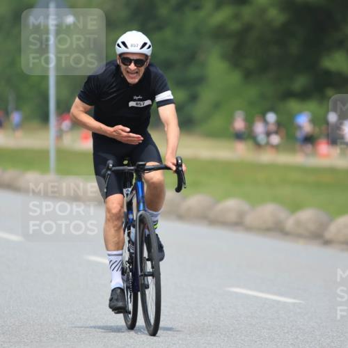 21.06.2025 - 27. Vierlanden-Triathlon H.Heesch http://msf.ph/oto/7998199 15.06.2025 12:28:02 Radfahren 845, 857, 892 meine-sportfotos.de