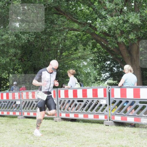 21.06.2025 - 27. Vierlanden-Triathlon KatJ http://msf.ph/oto/7998202 15.06.2025 12:52:35 Ziel 735 meine-sportfotos.de