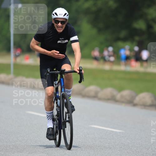 21.06.2025 - 27. Vierlanden-Triathlon H.Heesch http://msf.ph/oto/7998205 15.06.2025 12:28:02 Radfahren 845, 857, 892 meine-sportfotos.de