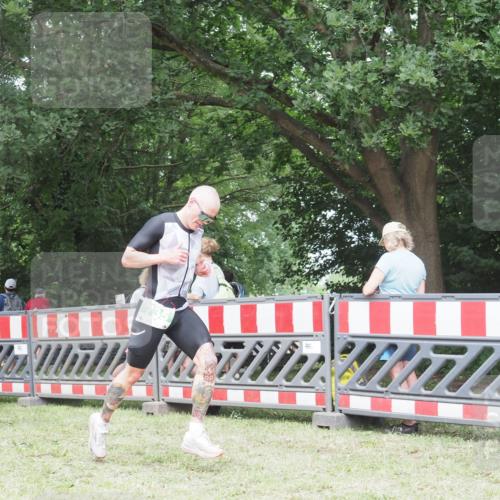 21.06.2025 - 27. Vierlanden-Triathlon KatJ http://msf.ph/oto/7998225 15.06.2025 12:52:35 Ziel 735 meine-sportfotos.de
