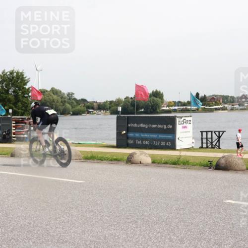 15.06.2025 - 27. Vierlanden-Triathlon H.Heesch http://msf.ph/oto/7998241 15.06.2025 11:35:49 Radfahren 70, 735, 903 meine-sportfotos.de