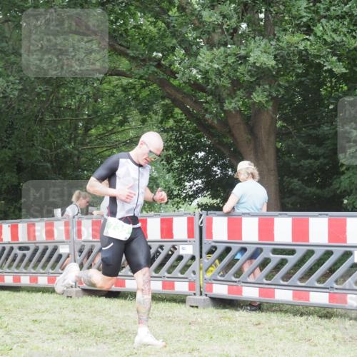 21.06.2025 - 27. Vierlanden-Triathlon KatJ http://msf.ph/oto/7998243 15.06.2025 12:52:35 Ziel 735 meine-sportfotos.de