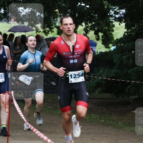 21.06.2025 - 27. Vierlanden-Triathlon Lena Gebhardt http://msf.ph/oto/7998249 15.06.2025 13:56:33 Laufen 58, 1254 meine-sportfotos.de