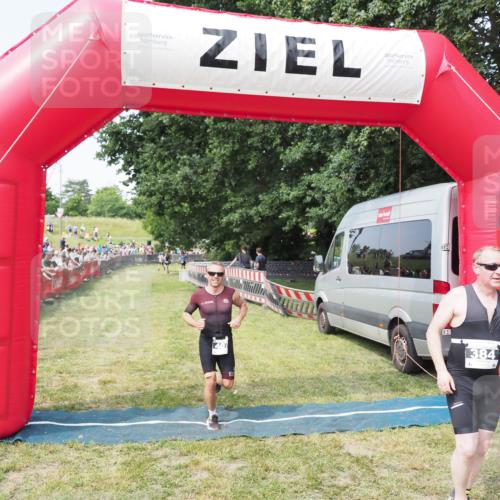21.06.2025 - 27. Vierlanden-Triathlon MichiJ http://msf.ph/oto/7998253 15.06.2026 11:21:47 Ziel 384, 407 meine-sportfotos.de