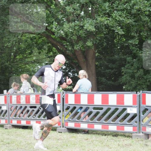 21.06.2025 - 27. Vierlanden-Triathlon KatJ http://msf.ph/oto/7998260 15.06.2025 12:52:35 Ziel 735 meine-sportfotos.de
