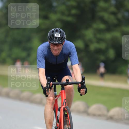 21.06.2025 - 27. Vierlanden-Triathlon H.Heesch http://msf.ph/oto/7998262 15.06.2025 12:28:06 Radfahren 845, 857, 892 meine-sportfotos.de