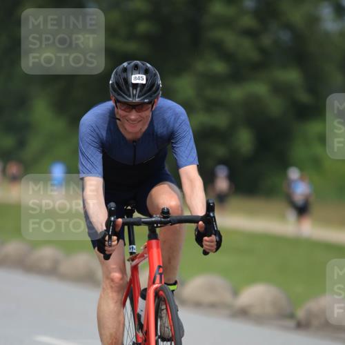 21.06.2025 - 27. Vierlanden-Triathlon H.Heesch http://msf.ph/oto/7998275 15.06.2025 12:28:06 Radfahren 845, 857, 892 meine-sportfotos.de