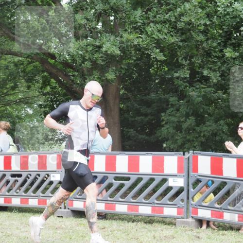 21.06.2025 - 27. Vierlanden-Triathlon KatJ http://msf.ph/oto/7998279 15.06.2025 12:52:35 Ziel 735 meine-sportfotos.de