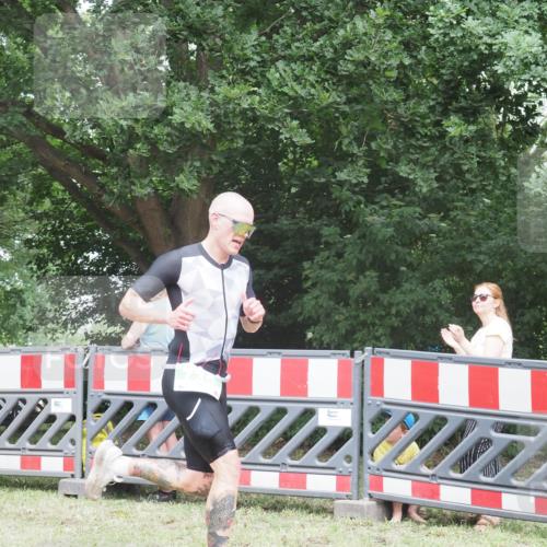 21.06.2025 - 27. Vierlanden-Triathlon KatJ http://msf.ph/oto/7998289 15.06.2025 12:52:36 Ziel 735 meine-sportfotos.de