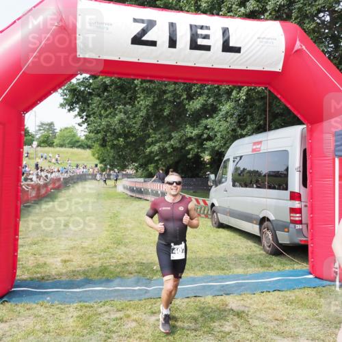 21.06.2025 - 27. Vierlanden-Triathlon MichiJ http://msf.ph/oto/7998333 15.06.2026 11:21:48 Ziel 384, 407 meine-sportfotos.de