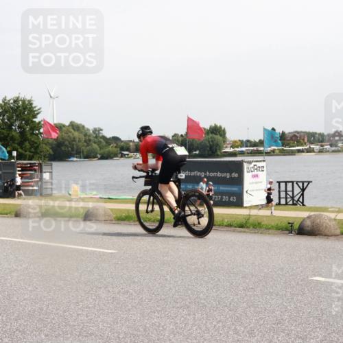 21.06.2025 - 27. Vierlanden-Triathlon H.Heesch http://msf.ph/oto/7998348 15.06.2025 11:36:14 Radfahren 651, 702, 764 meine-sportfotos.de