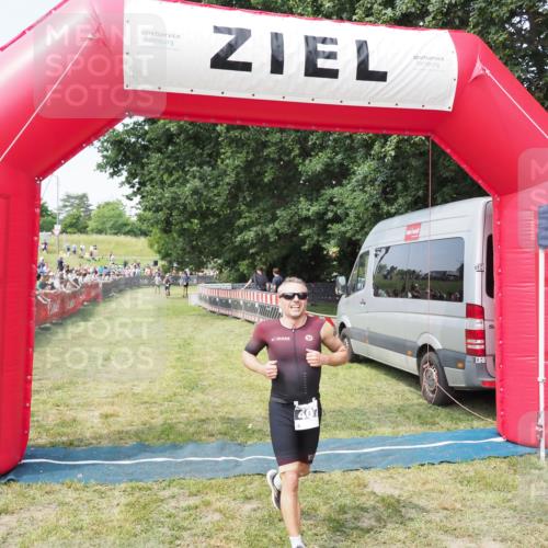 21.06.2025 - 27. Vierlanden-Triathlon MichiJ http://msf.ph/oto/7998351 15.06.2026 11:21:48 Ziel 384, 407 meine-sportfotos.de