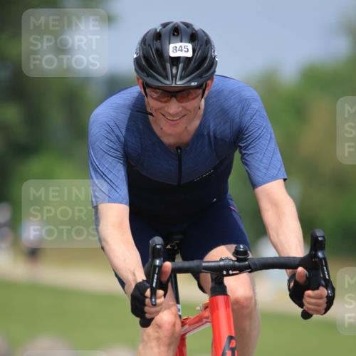 21.06.2025 - 27. Vierlanden-Triathlon H.Heesch http://msf.ph/oto/7998356 15.06.2025 12:28:07 Radfahren 845, 857, 892 meine-sportfotos.de