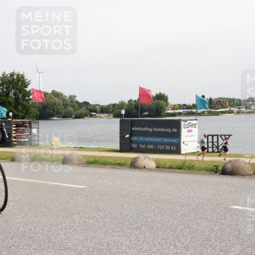 21.06.2025 - 27. Vierlanden-Triathlon H.Heesch http://msf.ph/oto/7998364 15.06.2025 11:36:16 Radfahren 651, 702, 764 meine-sportfotos.de