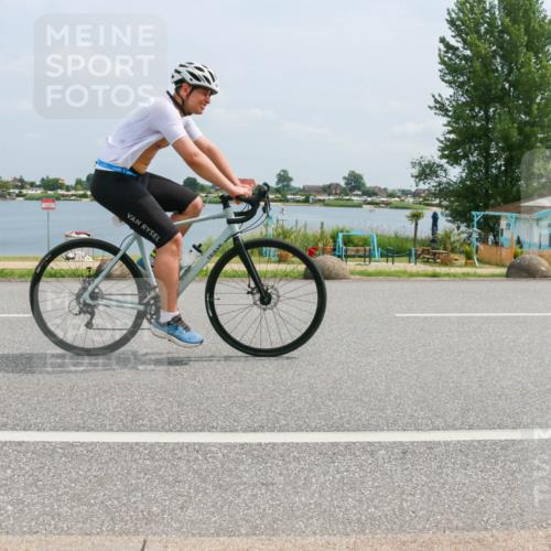 21.06.2025 - 27. Vierlanden-Triathlon H.Heesch http://msf.ph/oto/7998366 15.06.2025 12:30:35 Radfahren 58, 828, 883, 884 meine-sportfotos.de