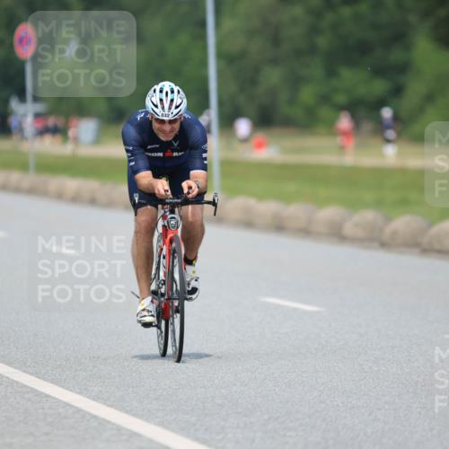 21.06.2025 - 27. Vierlanden-Triathlon H.Heesch http://msf.ph/oto/7998383 15.06.2025 12:28:27 Radfahren 832 meine-sportfotos.de