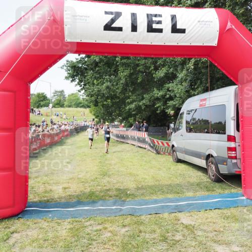21.06.2025 - 27. Vierlanden-Triathlon MichiJ http://msf.ph/oto/7998388 15.06.2026 11:21:55 Ziel 315, 396, 406 meine-sportfotos.de