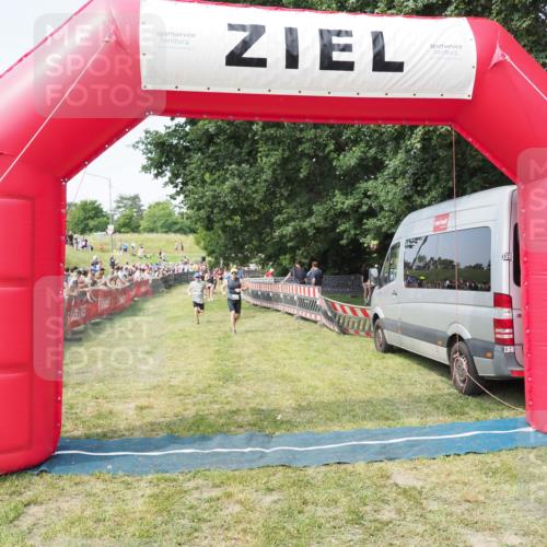 21.06.2025 - 27. Vierlanden-Triathlon MichiJ http://msf.ph/oto/7998404 15.06.2026 11:21:56 Ziel 315, 396, 406 meine-sportfotos.de