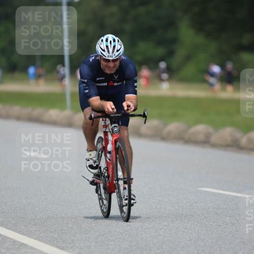 21.06.2025 - 27. Vierlanden-Triathlon H.Heesch http://msf.ph/oto/7998409 15.06.2025 12:28:28 Radfahren 734, 832 meine-sportfotos.de
