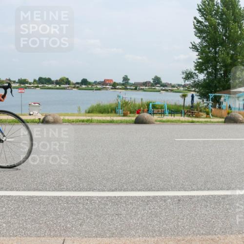 21.06.2025 - 27. Vierlanden-Triathlon H.Heesch http://msf.ph/oto/7998415 15.06.2025 12:30:40 Radfahren 739, 828, 884, 952 meine-sportfotos.de