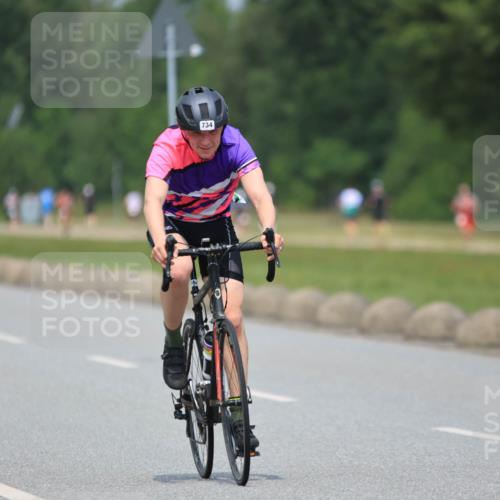 21.06.2025 - 27. Vierlanden-Triathlon H.Heesch http://msf.ph/oto/7998436 15.06.2025 12:28:35 Radfahren 734 meine-sportfotos.de