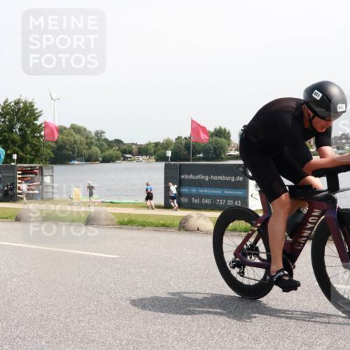 15.06.2025 - 27. Vierlanden-Triathlon H.Heesch http://msf.ph/oto/7998464 15.06.2025 11:36:40 Radfahren 23, 639, 697, 851 meine-sportfotos.de