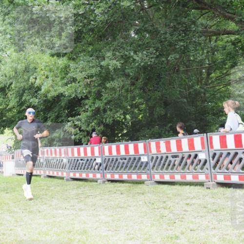 21.06.2025 - 27. Vierlanden-Triathlon KatJ http://msf.ph/oto/7998466 15.06.2025 12:52:58 Ziel 822 meine-sportfotos.de