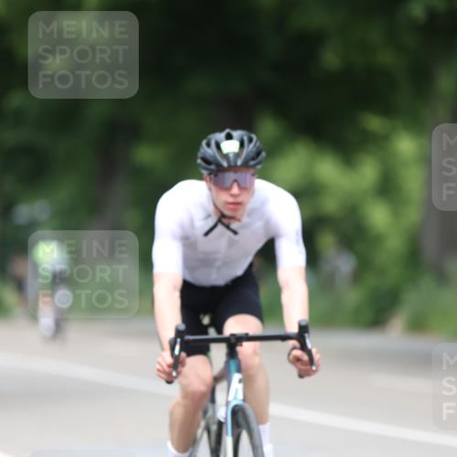 15.06.2025 - 7 Türme Triathlon Yannick Fuchs http://msf.ph/oto/7998468 15.06.2025 13:13:16 Radfahren 276, 304, 381, 496, 517, 547, 711, 841, 1041 meine-sportfotos.de