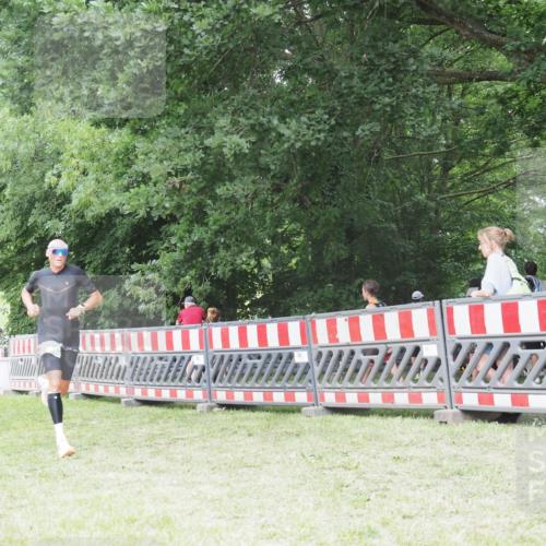 21.06.2025 - 27. Vierlanden-Triathlon KatJ http://msf.ph/oto/7998488 15.06.2025 12:52:59 Ziel 822 meine-sportfotos.de