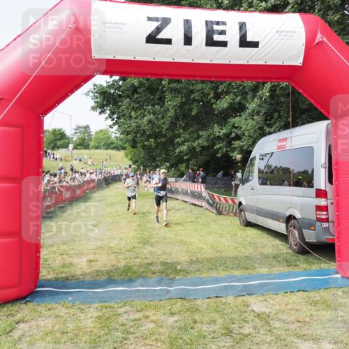 21.06.2025 - 27. Vierlanden-Triathlon MichiJ http://msf.ph/oto/7998489 15.06.2026 11:21:56 Ziel 315, 396, 406 meine-sportfotos.de