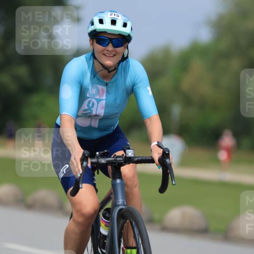 21.06.2025 - 27. Vierlanden-Triathlon H.Heesch http://msf.ph/oto/7998516 15.06.2025 12:28:57 Radfahren 215 meine-sportfotos.de