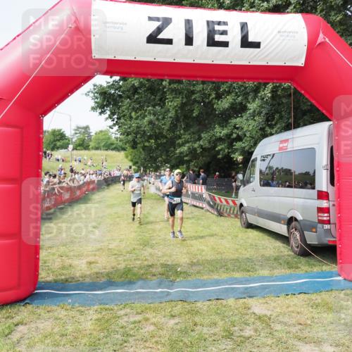 21.06.2025 - 27. Vierlanden-Triathlon MichiJ http://msf.ph/oto/7998536 15.06.2026 11:21:57 Ziel 315, 396, 406 meine-sportfotos.de
