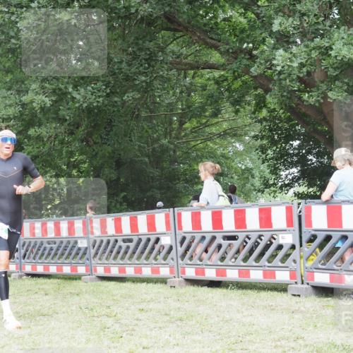 21.06.2025 - 27. Vierlanden-Triathlon KatJ http://msf.ph/oto/7998544 15.06.2025 12:52:59 Ziel 822 meine-sportfotos.de