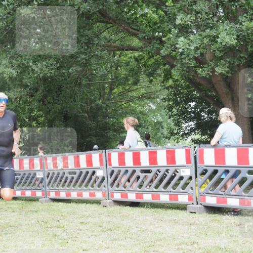 21.06.2025 - 27. Vierlanden-Triathlon KatJ http://msf.ph/oto/7998557 15.06.2025 12:52:59 Ziel 822 meine-sportfotos.de