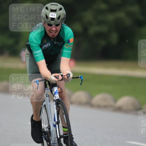 21.06.2025 - 27. Vierlanden-Triathlon H.Heesch http://msf.ph/oto/7998572 15.06.2025 12:29:08 Radfahren 963 meine-sportfotos.de