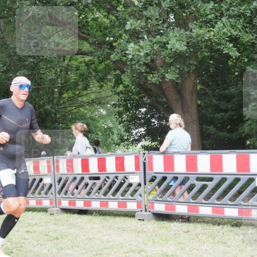 21.06.2025 - 27. Vierlanden-Triathlon KatJ http://msf.ph/oto/7998589 15.06.2025 12:53:00 Ziel 822 meine-sportfotos.de