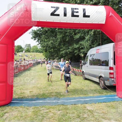 21.06.2025 - 27. Vierlanden-Triathlon MichiJ http://msf.ph/oto/7998598 15.06.2026 11:21:58 Ziel 315, 396, 406 meine-sportfotos.de